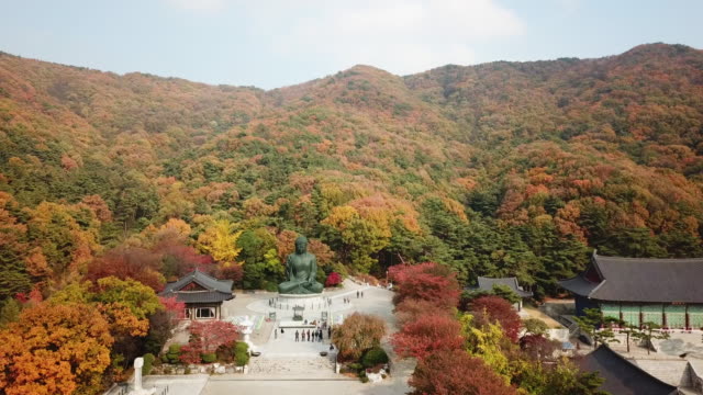 Otoño-de-vista-aérea-de-la-estatua-de-Buda-en-templo,-Seúl-Corea