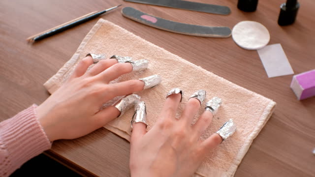 Removing-gel-Polish-from-nails.-All-fingers-with-foil-on-both-hands.-Close-up-hand.-Top-view.