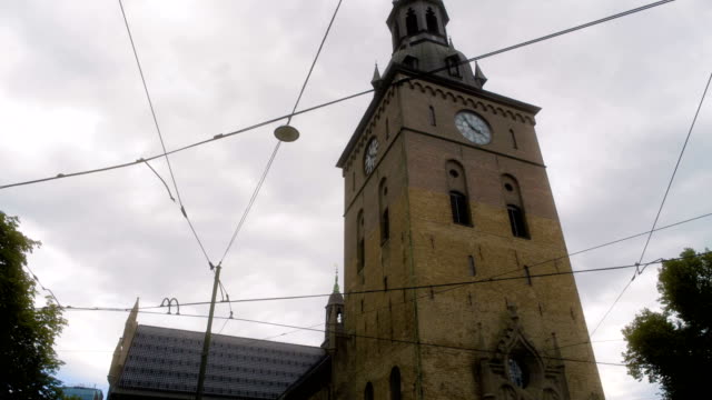 Uhrturm-und-dem-Stadtzentrum-von-Oslo-Norwegen