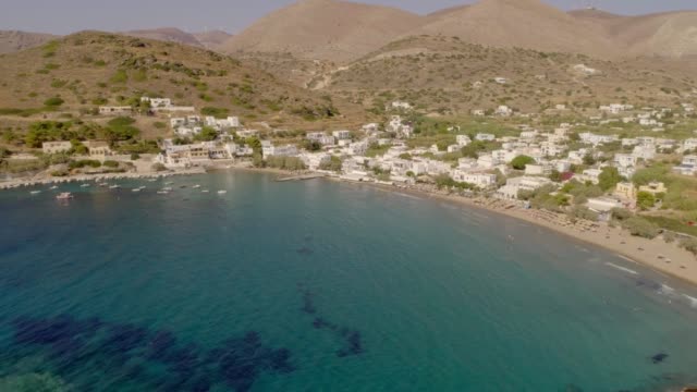 Luftaufnahme-des-großen-weißen-Villen-vor-dem-Strand-in-Ydroussa,-Insel-Andros.