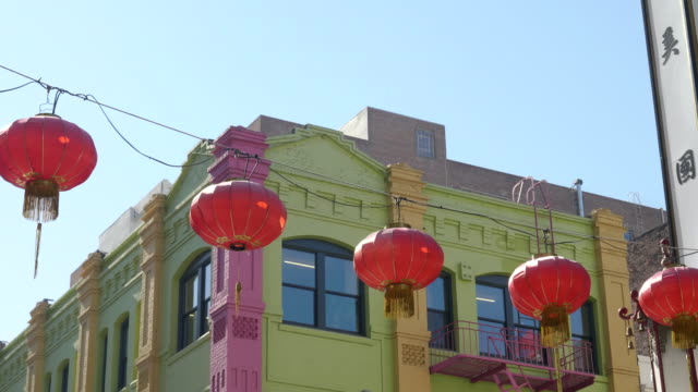 Laternen-vor-einer-bunten-Gebäude-in-Chinatown-von-San-francisco