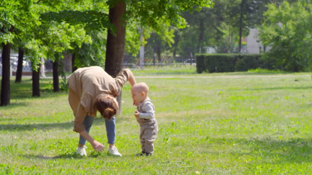 Mutter-fürsorglich-für-Husten-Baby-im-Park