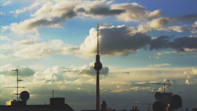 Fernsehturm-from-Day-to-Night-with-Silhouettes-of-Tower.