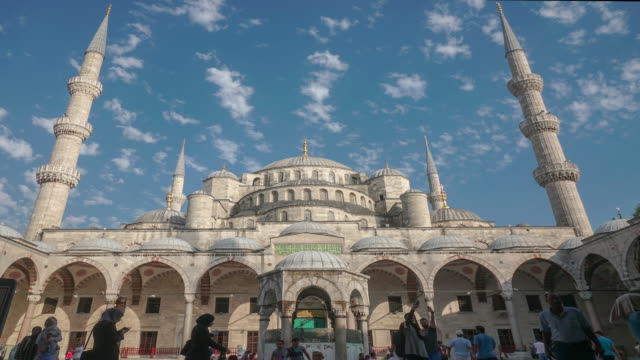people-at-entrance-of-mosque-in-sultanahmet,-bluemosque,-timelapse