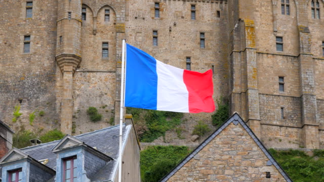 Echte-französische-Flagge-am-Mont-Saint-Michel