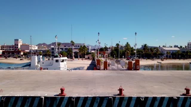 La-Paz-Mexico-Drone-Antenne-4K-Floating-Pier-dann-Boom-bis-hin-über-Tilt-hinunter-auf-El-Malecon