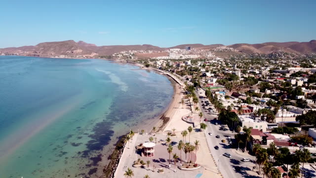 La-Paz-México-abejón-aéreo-4K-Drone-sobre-El-Malecón-y-la-inclinación-hacia-el-agua-y-playa