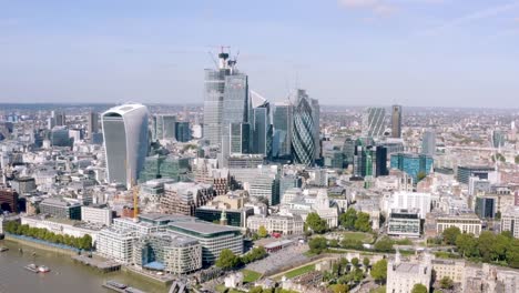 Luftaufnahme-der-modernen-Bürotürmen-im-Geschäfts--und-Bankenviertel-in-London