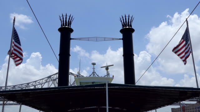 Dampfschiff-Funnells-für-websiteweite-am-Mississippi-River-in-der-Nähe-von-New-Orleans