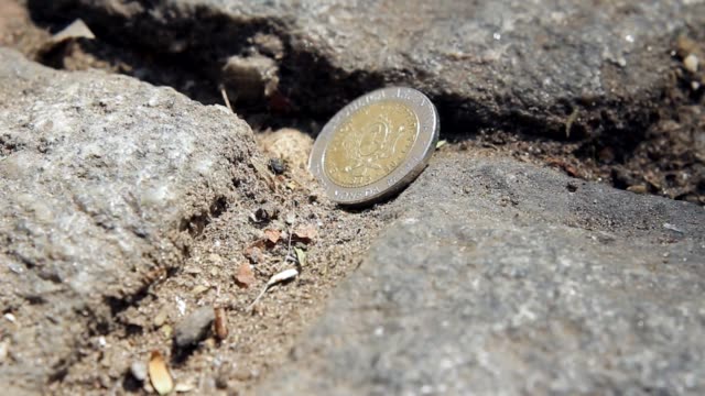 Finding-A-Coin-In-The-Street.