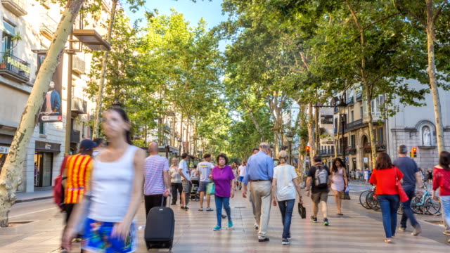 BARCELONA,-Spanien-Fußgänger-gehen-und-Einkaufen-bei-La-Rambla-Straße.