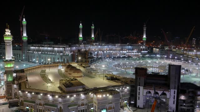 Draufsicht-der-Masjidil-Haram-(Moschee)-mit-teilweise-sichtbaren-Kaaba-in-Mekka,-Saudi-Arabien.