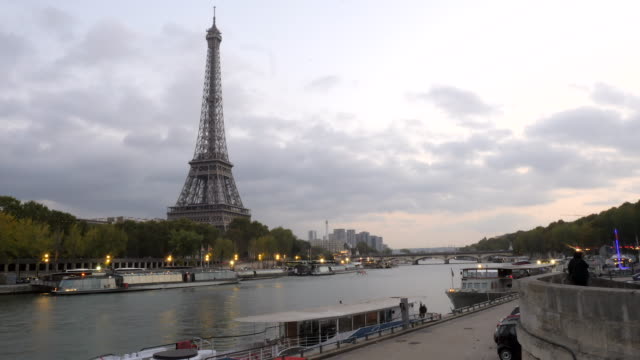 Zeitraffer-der-Eiffel-Turm-aufleuchten-bei-Sonnenuntergang