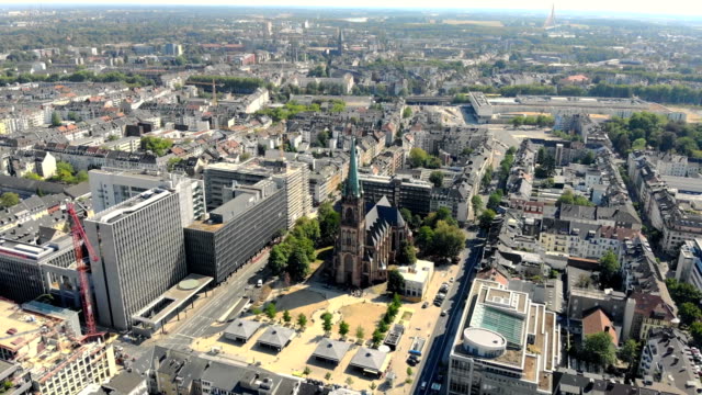 Vista-aérea-Dusseldorf-Alemania.-Vuelo-sobre-la-ciudad