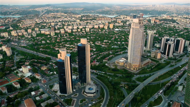 Straßen-und-Wolkenkratzer-in-Istanbul