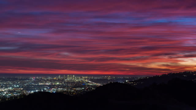 Los-Angeles-Hollywood-Hills-und-Century-City-nach-Sonnenuntergang-rosa-Zeitraffer-Wolken