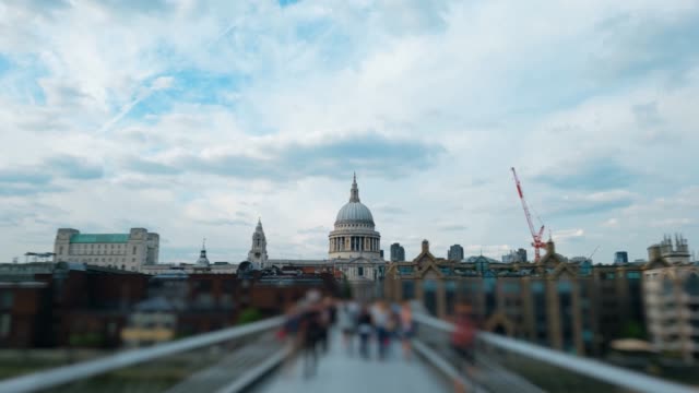 Hiper-lapso-Millennium-Bridge-Londres-4k