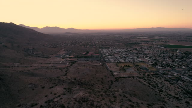 Phoenix-South-Mountain-Park-Sonnenuntergang-Luftaufnahme-Flyback