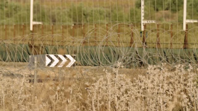 Cerca-de-la-frontera-entre-Israel-y-Cisjordania.-alambre-de-púas-cerca-electrónica.