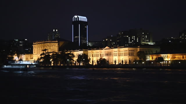 Dolmabahçe-Palast-in-Istanbul-Bosporus