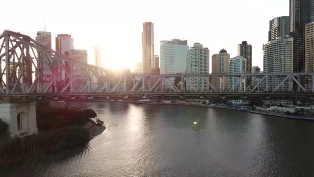 Luftaufnahme-von-Brisbane-Skyline-Sonnenuntergang---Story-Bridge