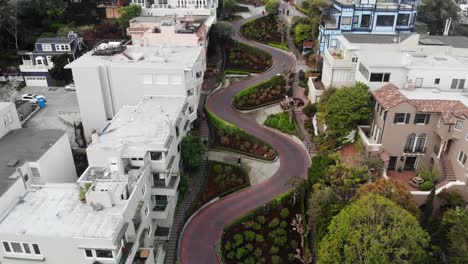 Lombard-street-in-San-Francisco.-Tourist-attraction.