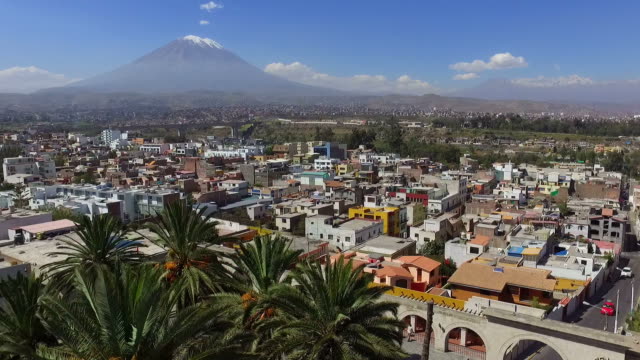 Ciudad-de-Arequipa-en-Perú-vista-aérea-de-drones
