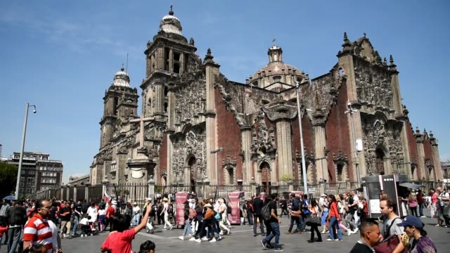 Mexiko-Stadt,-Leben-im-Stadtzentrum,-die-Kathedrale
