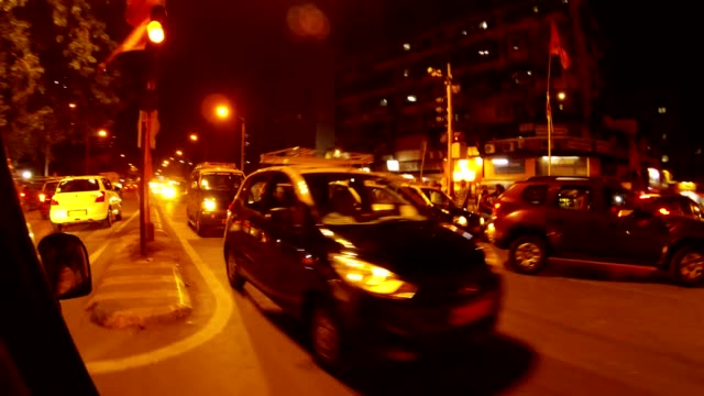 Biegen-Sie-auf-der-Kreuzung-nächtliche-Straße-der-zentralen-Bombey-Blick-aus-dem-Auto