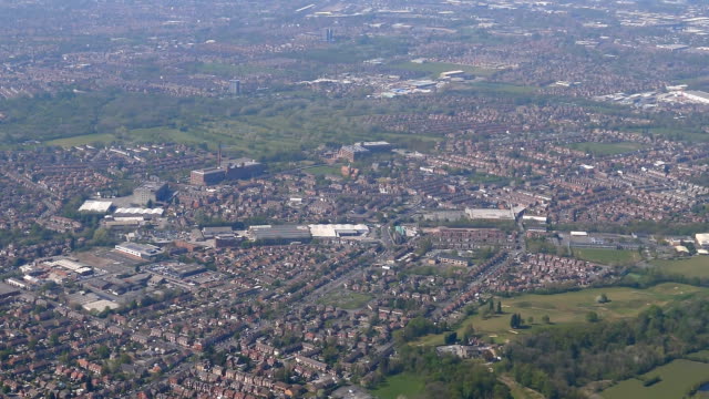 Manchester-skyscrapers-in-a-distance-from-landing-aircraft