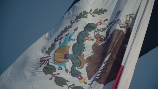 Bandera-mexicana-de-cerca-en-el-Zocálo-en-cámara-lenta
