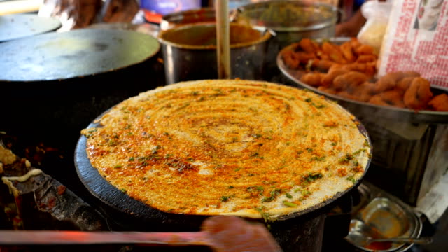 Geschickter-Streetfood-Verkäufer,-der-dosa-herstellt---Mumbai,-Indien