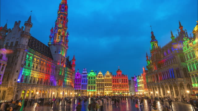 Grand-Place-of-Brussels-at-night-in-Brussels,-Belgium.