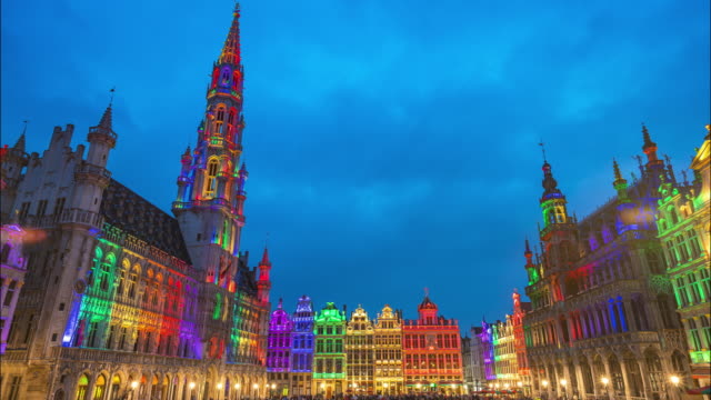 Grand-Place-square-at-night-in-Brussels,-Belgium-time-lapse.