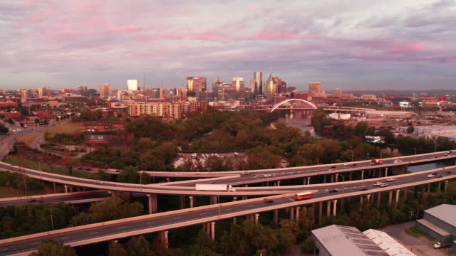 Varios-puentes-llevan-el-tráfico-sobre-el-río-Cumberland-junto-a-Nashville-Tennessee