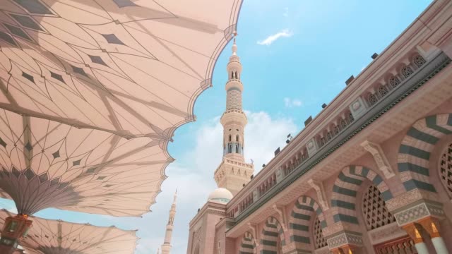 Clips-Video-von-der-Außenansicht-von-Masjid-Nabawi-(Nabawi-Moschee)-in-Medina.-24-Bildrate-Clips