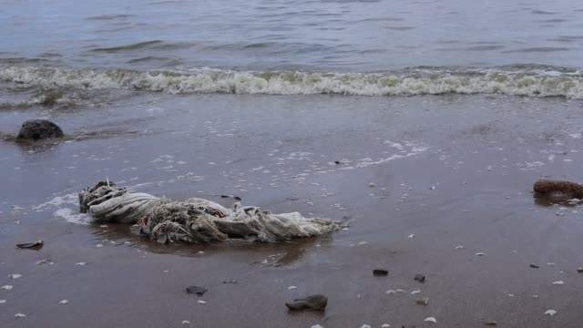 Playa-de-mar-tropical-muy-contaminada-con-basura-y-bolsas-de-plástico-en-todas-las-variedades