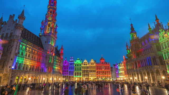 Vídeo-de-lapso-de-tiempo-de-la-plaza-Grand-Place-por-la-noche-en-la-ciudad-de-Bruselas,-Bélgica