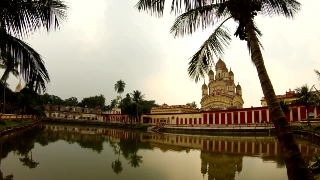 Kali-Ma-Tempel-mit-Reflaction-in-Teich-Palmen-bewölkttag-Kolkata