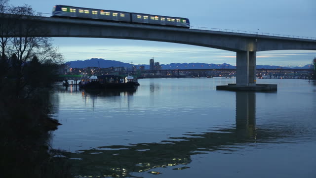 Canada-Line-Züge-und-Bridge,-Vancouver