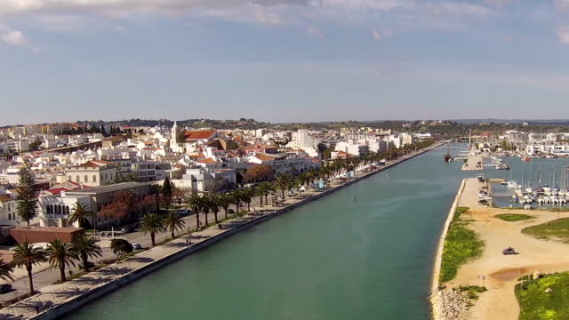 Vista-aérea-de-la-ciudad,-el-río-y-Lagos-en-Portugal