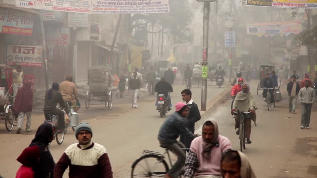 Street-Scence-und-Verkehr-in-Varanasi,-Indien