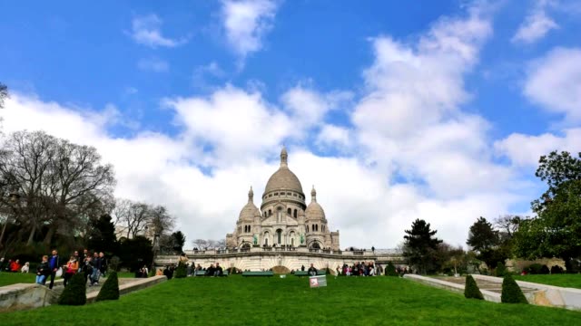 Die-Basilika-des-Heiligen-Herzen-am-Montmartre-Zeitraffer-in