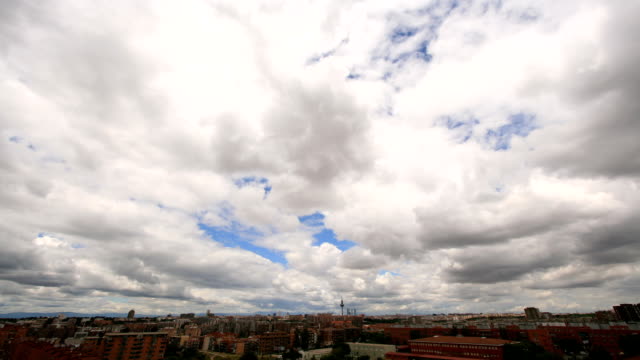 Vista-de-los-edificios-de-la-ciudad-de-Madrid.-Lapso-de-tiempo.