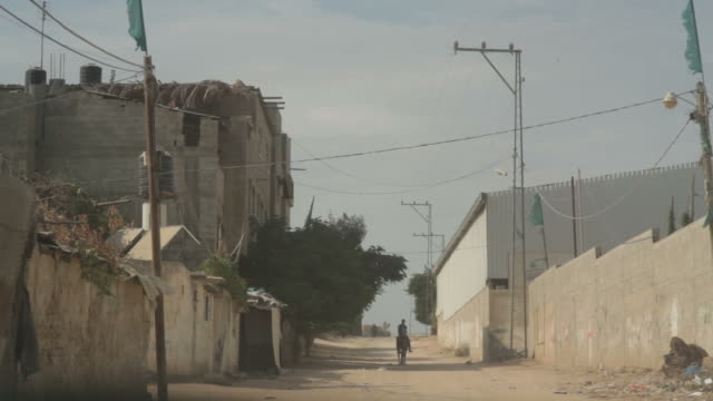 Niño-a-caballo-en-el-camino-de-la-franja-de-Gaza