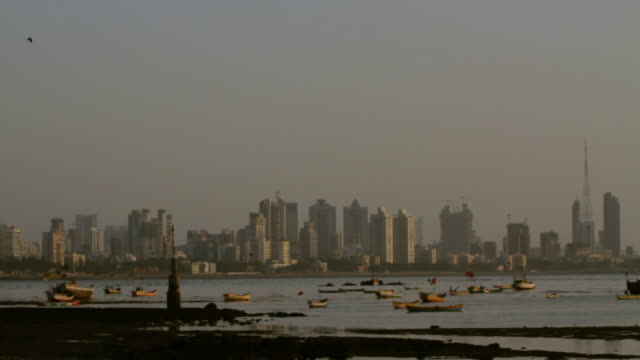 Boats-in-the-Mumbai-Bay,-with-city-skyline.