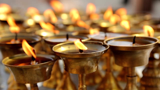 Ritual-velas-las-Boudha-por-estupa-en-el-Nepal.