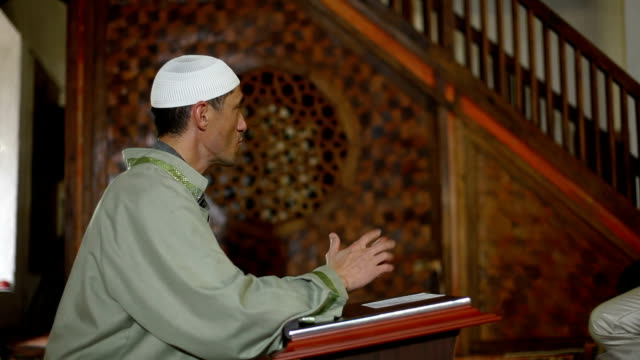 Imam-Demagogie-in-einer-Moschee