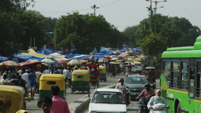 Lapso-de-tiempo-de-disparo-de-movimiento-de-tráfico-en-calle-de-la-ciudad,-Delhi,-India