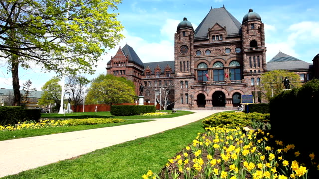 View-of-Queens-Park-in-Toronto-with-daffodils
